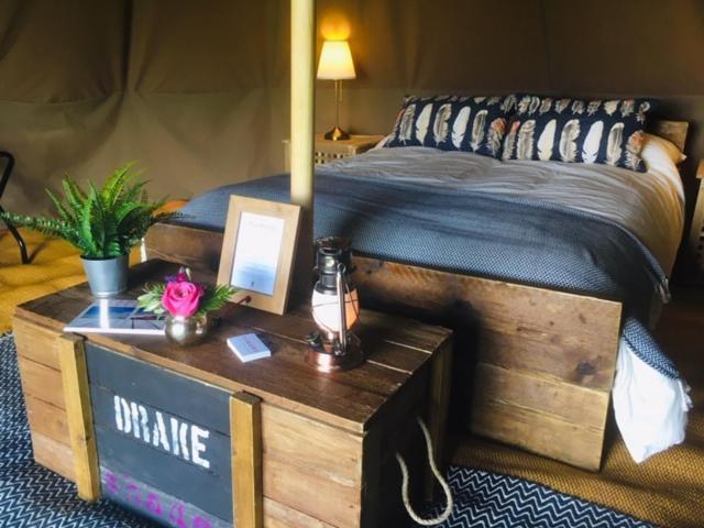 Gaggle Of Geese Pub - Shepherd Huts & Bell Tents 도체스터도싯 외부 사진