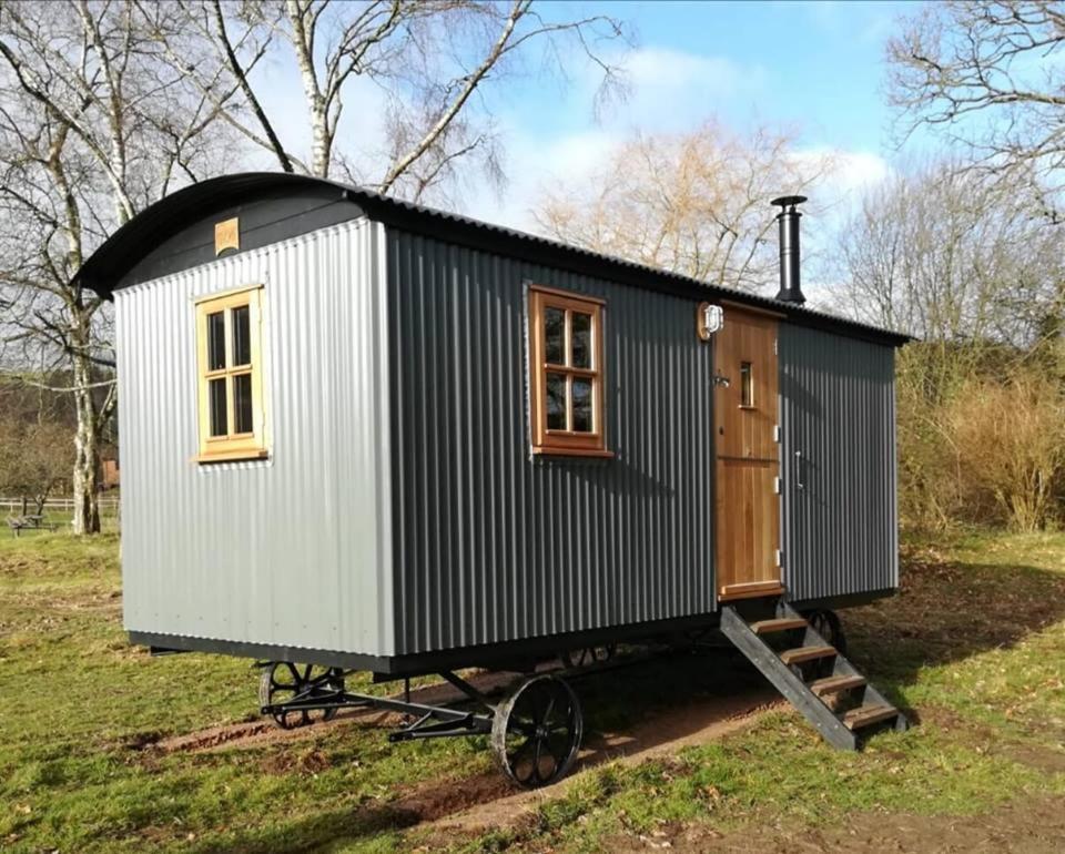 Gaggle Of Geese Pub - Shepherd Huts & Bell Tents 도체스터도싯 외부 사진