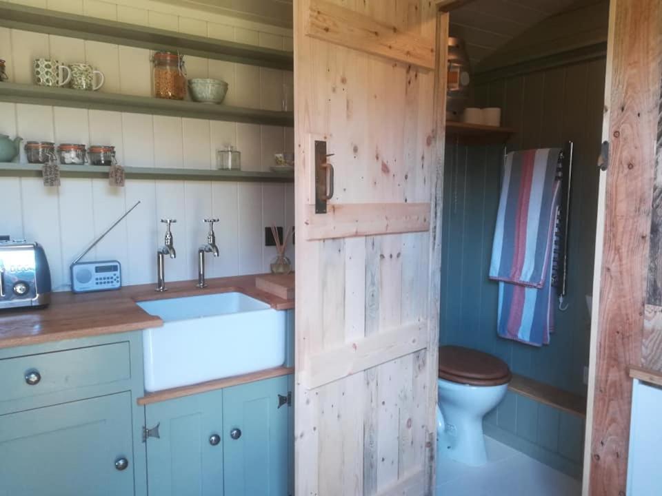 Gaggle Of Geese Pub - Shepherd Huts & Bell Tents 도체스터도싯 외부 사진